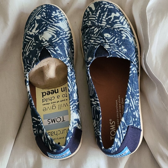 TOMS Avalon Blue Batik Textile Size 5 Women's - Picture 10 of 10